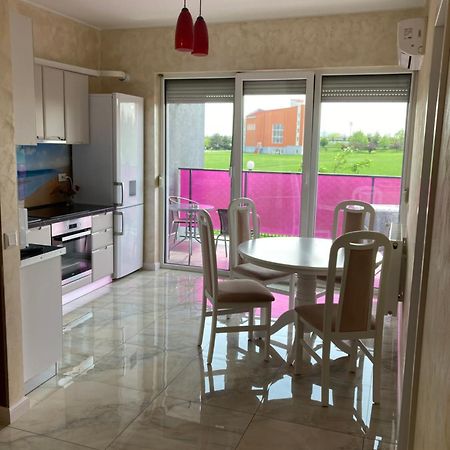 Bhoeme Apartament Oradea Exteriör bild