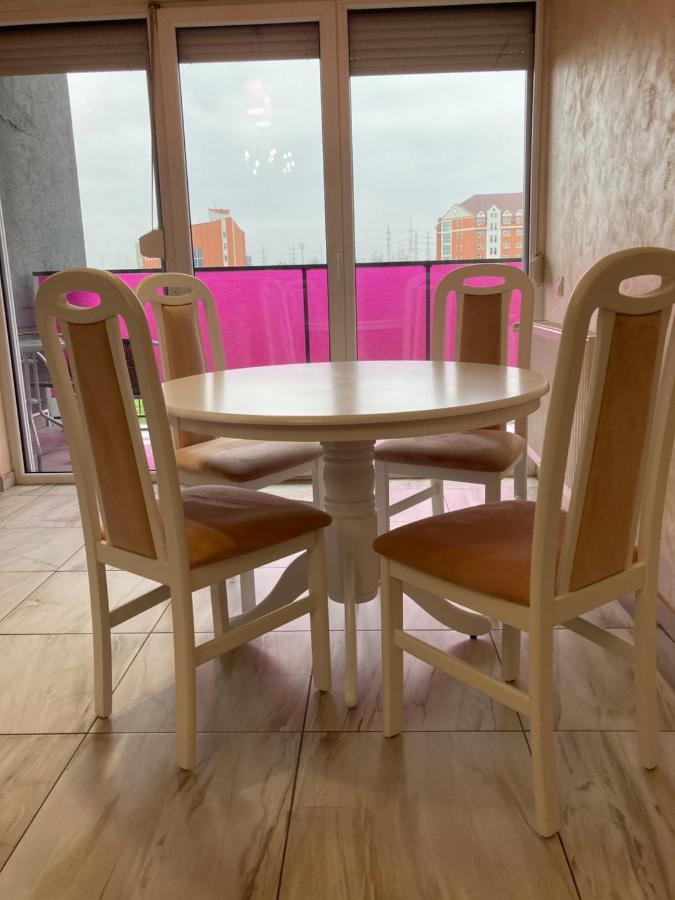 Bhoeme Apartament Oradea Exteriör bild