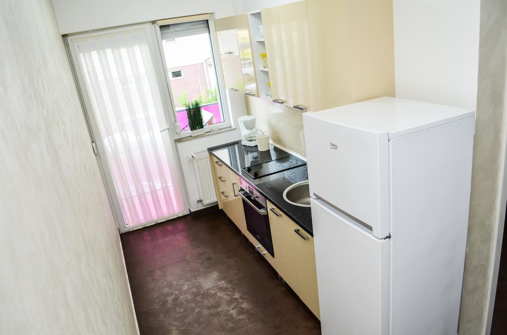 Bhoeme Apartament Oradea Exteriör bild