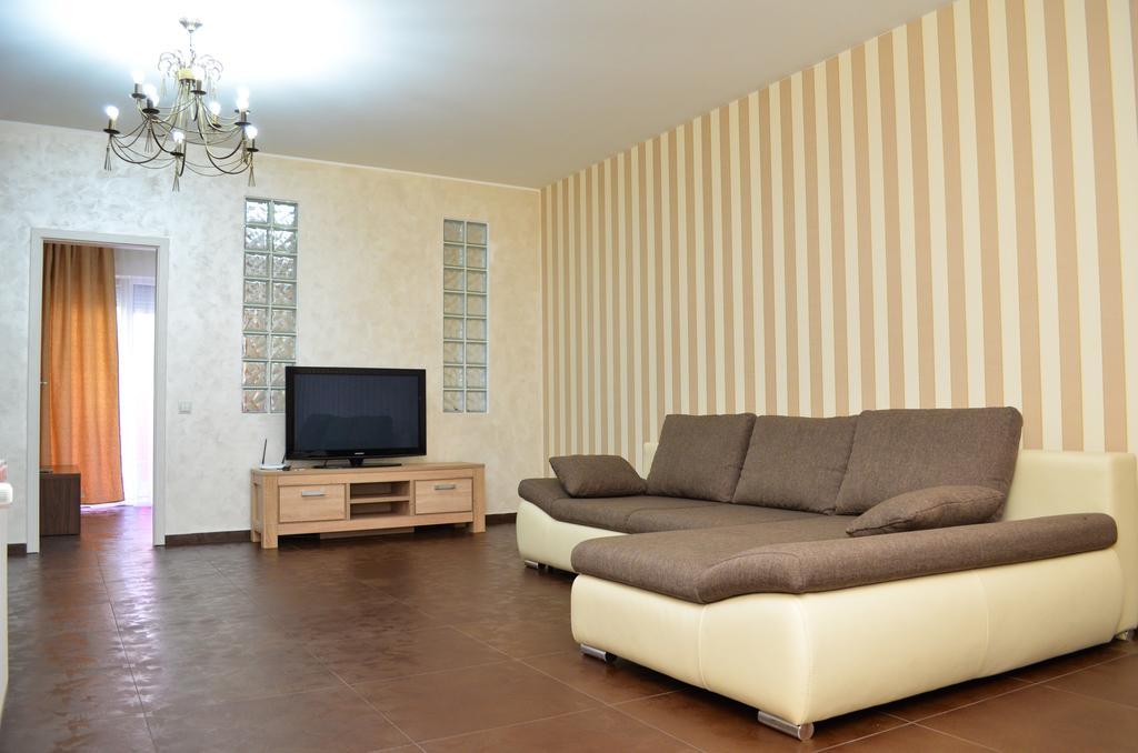 Bhoeme Apartament Oradea Exteriör bild